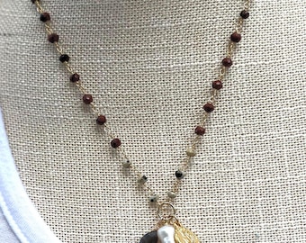 Collar de cruz de perlas de agua dulce: cadena de rosario bañada en oro con dije de piedra preciosa
