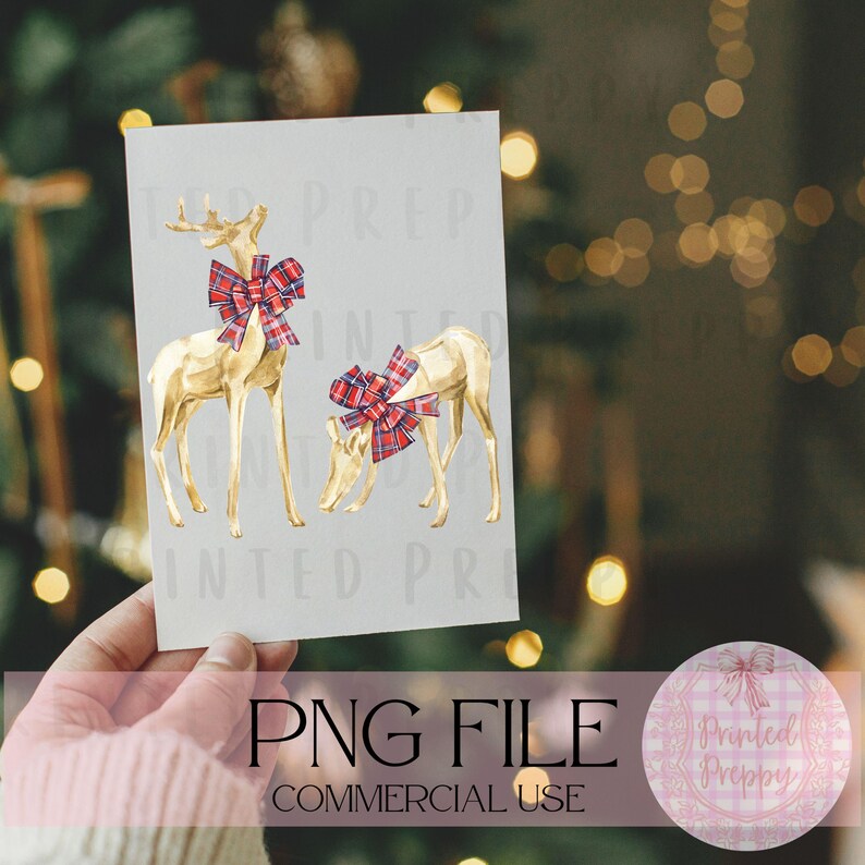 Puede incluir: Tarjeta de felicitaci&oacute;n con ilustraciones de dos renos dorados, cada uno adornado con un lazo a cuadros rojo y azul. La tarjeta tiene el texto "PNG FILE COMMERCIAL USE" y un logotipo rosa con un lazo.