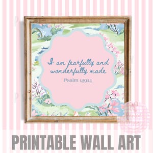 Könnte beinhalten: Druckbarer Wandkunst mit rosa Hintergrund und einem blauen und grünen Blumendesign. Der Text "Ich bin auf eine furchtbare und wunderbare Weise gemacht" ist in blauer Kursivschrift mit dem Vers "Psalm 139:14" darunter geschrieben.
