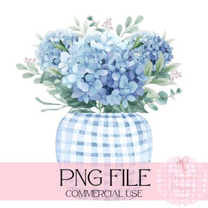 Op de afbeelding: Een boeket blauwe hortensia's in een blauw-wit geblokte vaas. De vaas is een klassiek ontwerp met een ronde vorm en een brede opening. De hortensia's staan in volle bloei en hebben een zachte, delicate uitstraling.