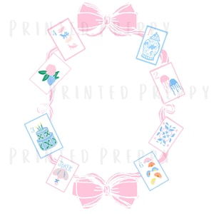 Könnte beinhalten: Digitale Illustration eines kreisförmigen Arrangements von Spielkarten, verbunden durch rosa Bänder und Schleifen. Die Karten zeigen verschiedene Designs in Pastellfarben, darunter Kuchen, Blumen und Quallen. Der Text "PRINTED PREPPY" ist sichtbar.
