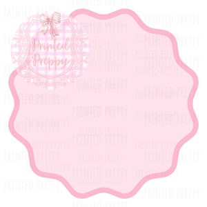 Puede incluir: Un círculo rosa y blanco con estampado de cuadros vichy con un lazo rosa y el texto "Printed Preppy" en blanco. El círculo está rodeado por una corona floral rosa.