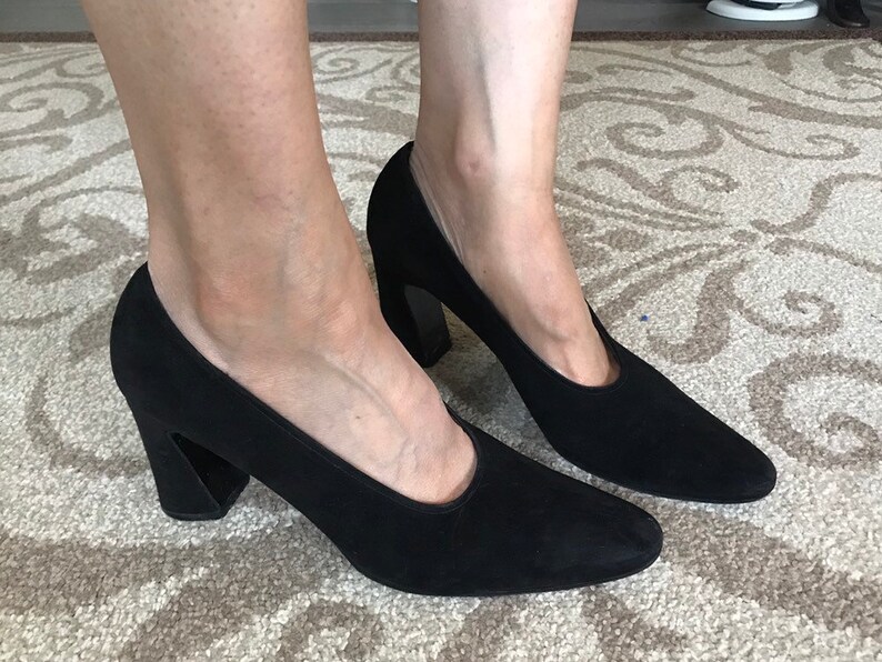 Peut inclure: Une paire de chaussures &agrave; talons en daim noir avec un talon bloc.