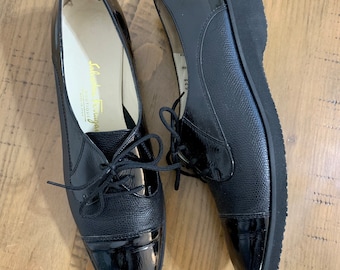 Chaussures à bout d'aile à lacets pour femme vintage Ferragamo/chaussures Oxford noires