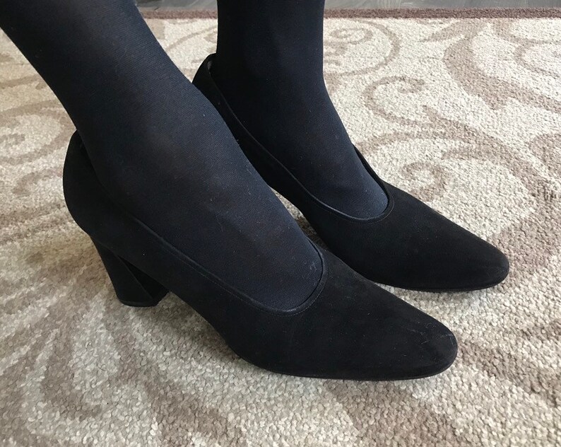 Peut inclure: Une paire de chaussures &agrave; talons en daim noir avec bout pointu.