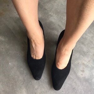 Peut inclure: Une paire de chaussures &agrave; talons en daim noir avec des bouts pointus.
