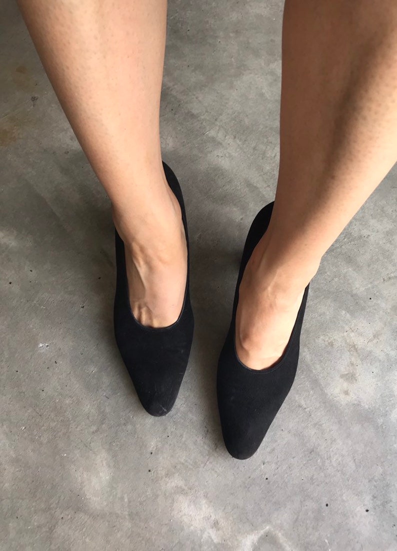 Peut inclure: Une paire de chaussures &agrave; talons en daim noir avec des bouts pointus.