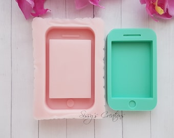 Puede incluir: Dos moldes de silicona para hacer manualidades de resina con forma de teléfono. El molde de la izquierda es rosa y el molde de la derecha es verde.