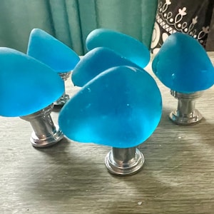 Luchtblauwe zeeglasknoppen, nautische knoppen, strandhuisdecor, nautische inrichting, hotelontwerp, strandhuis, op maat gemaakt decor, blauw glas