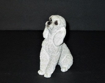 #998 Approx Unmarked Vintage ivory spaghetti ceramic begging poodle 5 12 tall