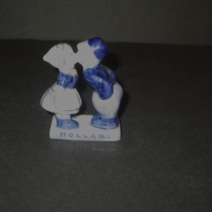 Delft Blue Holland Kissing Dutch Boy and Girl Figurine, 2 3/4&quot; tall, Hand Painted