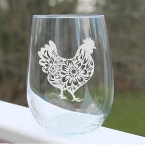 Etched Stemless Wine Glass with Chicken Design – Fun Etched Wine Glass Gift – Unique Chicken Wine Glass, Farmhouse Gift
