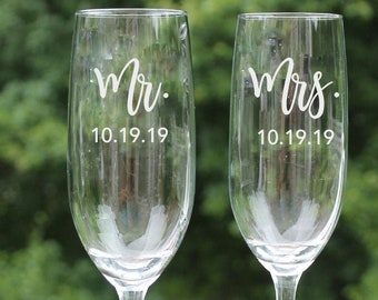Champagne Glasses personalized Champagne Flutes Mr and Mrs Toasting Glasses champagne glass wedding