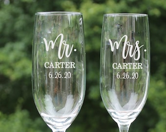 Personalized Champagne Glasses Champagne Flutes Mr and Mrs Toasting Glasses Set of 2