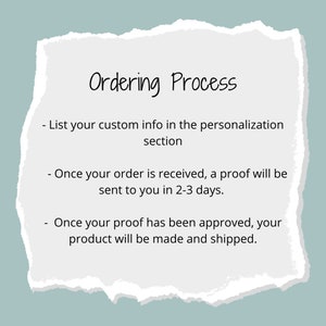 Pode incluir: Uma imagem de texto que descreve o processo de pedido de um produto personalizado. As etapas incluem fornecer informa&ccedil;&otilde;es de personaliza&ccedil;&atilde;o, receber uma prova em 2-3 dias e enviar ap&oacute;s a aprova&ccedil;&atilde;o.