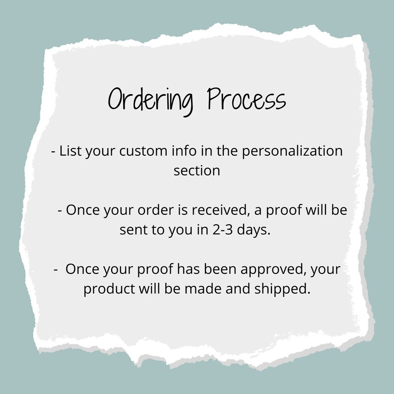 Pode incluir: Uma imagem de texto que descreve o processo de pedido de um produto personalizado. As etapas incluem fornecer informa&ccedil;&otilde;es de personaliza&ccedil;&atilde;o, receber uma prova em 2-3 dias e enviar ap&oacute;s a aprova&ccedil;&atilde;o.