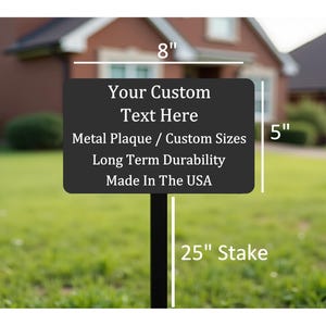 Pode incluir: Placa de metal preto com texto branco que diz "Your Custom Text Here", "Metal Plaque / Custom Sizes", "Long Term Durability" e "Made In The USA". A placa est&aacute; montada em uma estaca de metal preto de 63,5 cm.