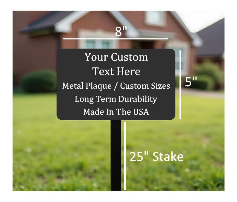 Pode incluir: Placa de metal preto com texto branco que diz "Your Custom Text Here", "Metal Plaque / Custom Sizes", "Long Term Durability" e "Made In The USA". A placa est&aacute; montada em uma estaca de metal preto de 63,5 cm.