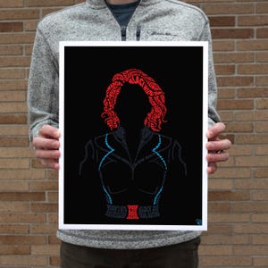 Peut inclure: Impression en noir et blanc d'une silhouette de Black Widow, une super-héroïne de Marvel Comics. La silhouette est composée de mots liés à Black Widow, tels que "Black Widow", "Avenger", "espionne" et "assassin".