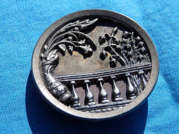Victorian Picture Button GARDEN GATE