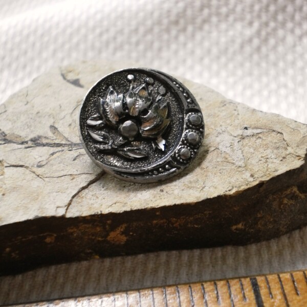 Vintage Pewter Chrysanthemum button