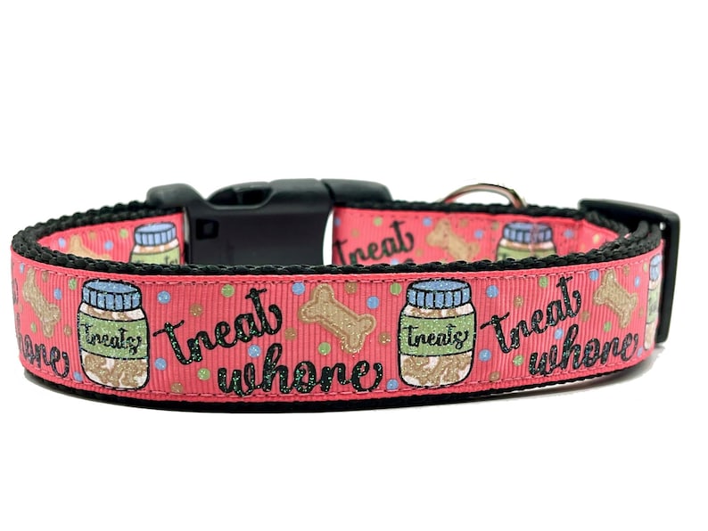 Pode incluir: Coleira de cachorro rosa com texto preto que diz "Treats whonever" e um padr&atilde;o de ossos de cachorro e potes de guloseimas.