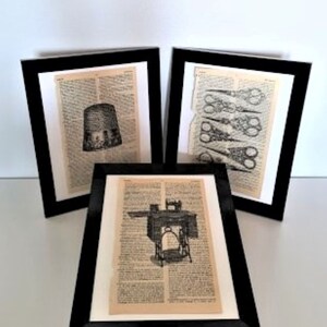 Peut inclure: Trois impressions encadrées avec des illustrations vintage sur le thème de la couture. Les impressions sont dans des cadres noirs avec des passe-partout blancs. Une montre un dé à coudre, une autre des ciseaux et la troisième une machine à coudre.