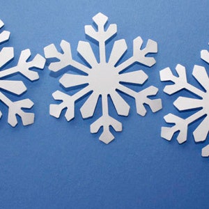 25 White Snowflake Die Cuts, Paper Snowflake Decorations for Winter Wonderland Birthday, Frozen Party, Christmas Holidays Snowflake Confetti