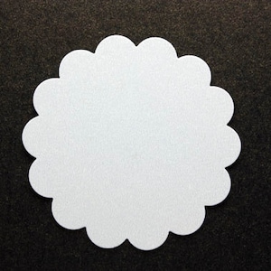 Pu&ograve; includere: Un cerchio bianco a forma di conchiglia su uno sfondo nero.
