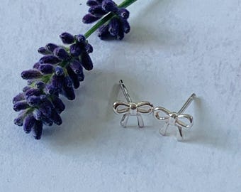 Pendientes de botón con lazo en plata de ley