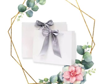 Gepersonaliseerde middelgrote witte cadeautas met zwart of zilveren lint
