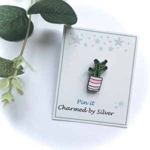 Badge en émail - fleurs dans un pot