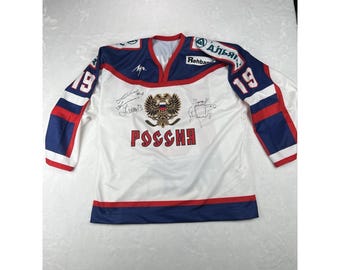 Camiseta de hockey rusa extragrande con autógrafos de Starikov y otros.
