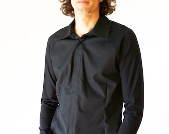 Camisa raglán de corte sastre para hombre con botones ocultos en blanco y negro, de punto de algodón y tejido de punto.