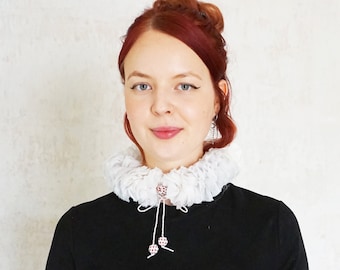 Gorguera blanca única hecha de tela reciclada con bandas trenzadas y perlas.