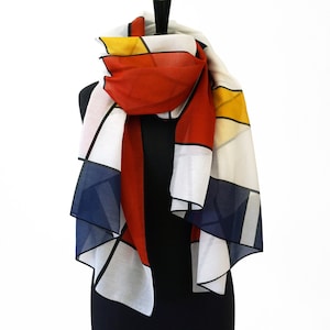 Puede incluir: Un juego de tres tazas de cerámica con acabado mate y moteado. Las tazas son de color crema, gris claro y gris oscuro. Cada taza tiene un diseño simple y minimalista.