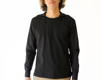 Camisa con capucha para hombre en blanco y negro, de punto de algodón y tejido de punto.