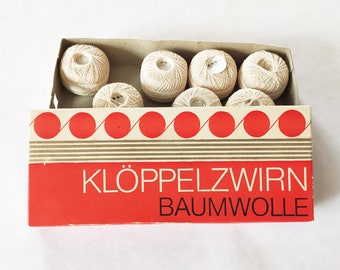 Vintage DDR KLÖPPELGARN Klöppelzwirn VEB Baumwollzwirnereien Glauchau 1960er Jahre naturweiß, 4 Knäuel mit Pappschachtel