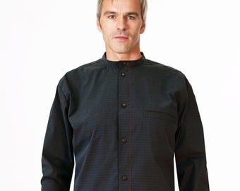 Camisa de hombre con cuello alto y bolsillos en diversos tejidos.