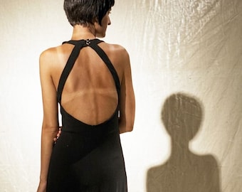 Long dress with train and low back in black or white