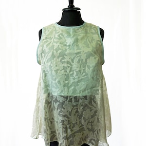 Lichtgroene zijden top met klein zakje, bloemenpatroon, doorschijnend