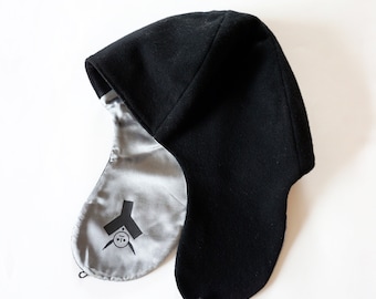 CAP in cream or black, alpaca wool, with screen prints