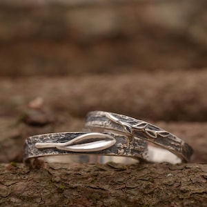 Alianzas de boda a juego inspiradas en la naturaleza, con motivos de ramitas y hojas de olivo. Anillos artísticos de plata de ley con diseño de corteza de madera. Ancho: 4 mm y 3,2 mm. BE246