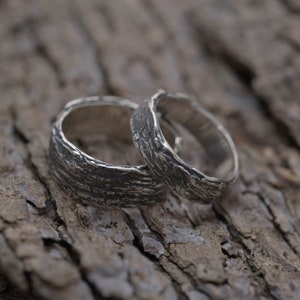 Rustic wood bark silver wedding band set, his & hers tree rings, 8mm and 5.5mm wide nature inspired bridal set, BE172