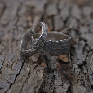 Rustic tree bark silver wedding bands, his & hers family tree rings, 9mm and 5mm wide nature inspired bridal set, BE168