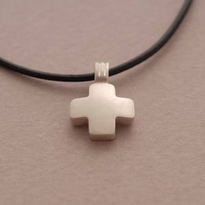 Winziges zierliches Kreuz Anhänger Halskette für Frauen in Sterling Silber ST673a
