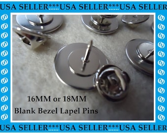 Puede incluir: Pins de solapa de bisel en blanco plateado, de 16 mm o 18 mm. Los pines tienen una superficie lisa y brillante y una parte posterior puntiaguda.