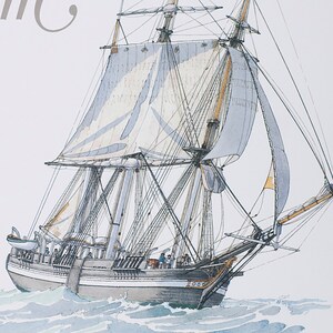 Puede incluir: Una ilustraci&oacute;n detallada de un barco de vela de tres m&aacute;stiles con velas blancas, un casco gris oscuro y una bandera amarilla. El barco navega en un mar azul y blanco.