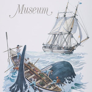 Puede incluir: Un cartel vintage para el Museo de Ballenas de Nantucket que muestra un barco ballenero y una ballena que sale a la superficie cerca de un bote ballenero. El cartel est&aacute; ilustrado en estilo acuarela con un fondo azul claro.