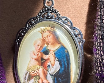 Lieflijke mooie Maagd en Kind hanger, tedere rustgevende Moeder Gods hanger, prachtige fijn afgewerkte Maria en Jezus hanger, geschenk